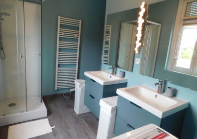 Salle de bain tendance vert gris