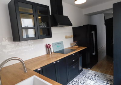 Carreaux de ciment, cuisine noire, plan de travail bois