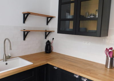 carreaux de ciment, cuisine noire plan de travail bois