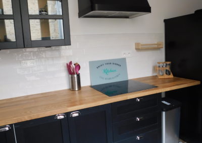 carreaux de ciment, cuisine noire, plan de travail bois