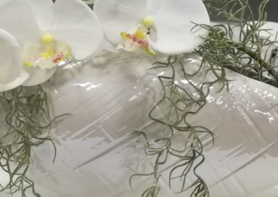 Composition pour un vase contemporain , avec orchidée