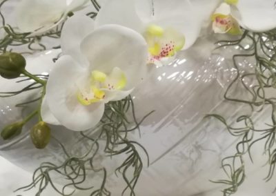 Composition pour un vase contemporain , avec orchidée